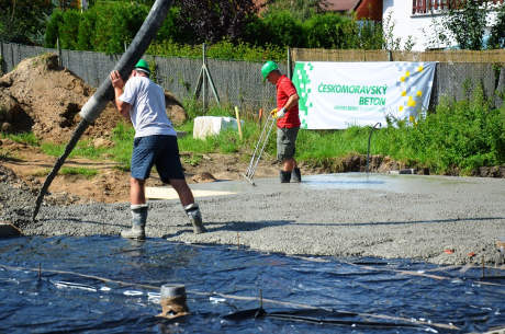 Betonáž základového desky drátkobeton STEELCRETE je rychlá a snadná