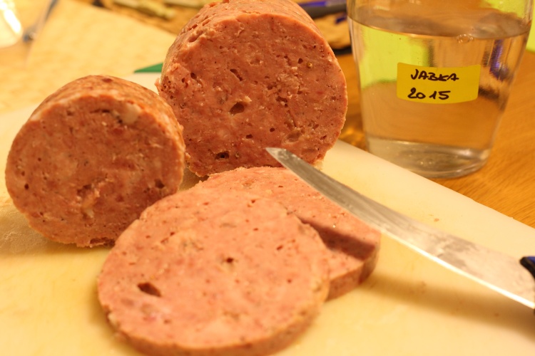 rozkrojený hotový domácí lančmít - luncheon meat