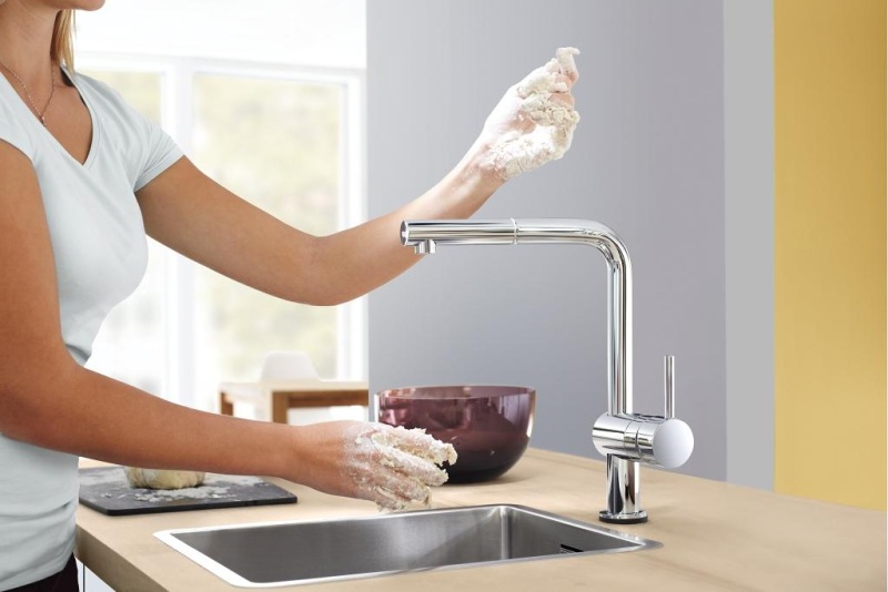 Baterie Grohe Minta Touch spouští proud vody pomocí dotyku kůže