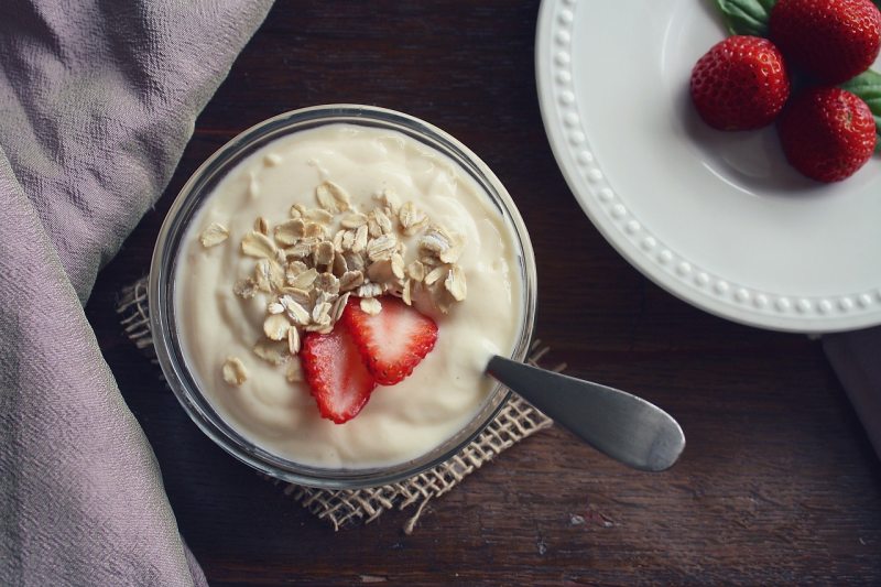 Domácí jogurt nejlépe chutná s čerstvým ovocem