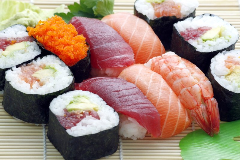 sushi s lososem