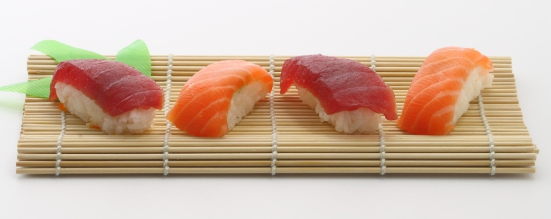 nigiri sushi s lososem a tuňákem