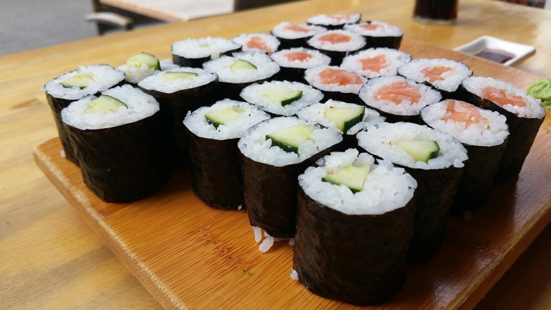 domácí maki sushi nakrájené na jednotlivé kousky