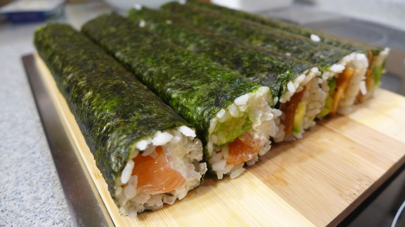 domácí maki sushi zabalené v řase a nenakrájené