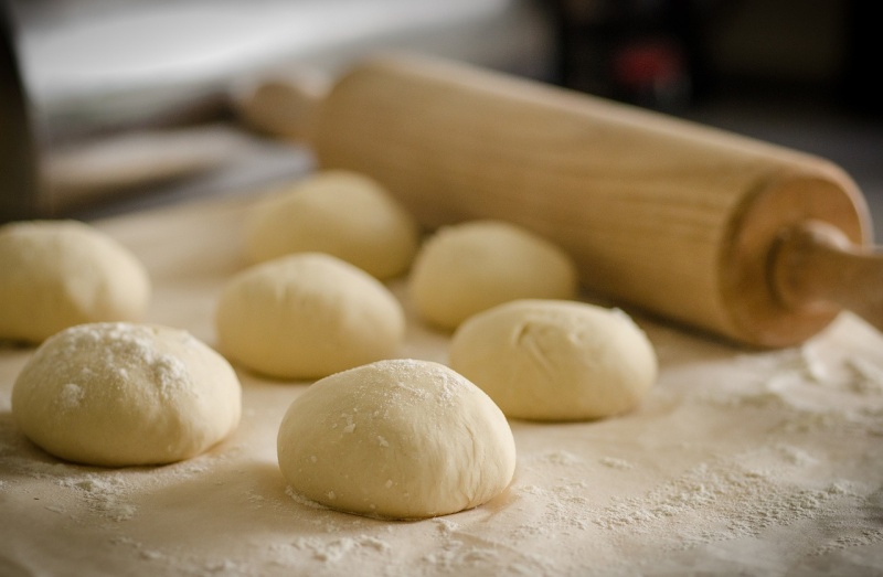 bochánky domácího těsta na pizzu