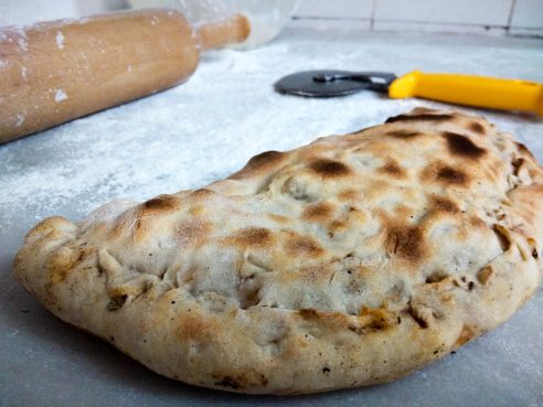 Calzone plněné čekankou, sýrem a křupavou slaninou